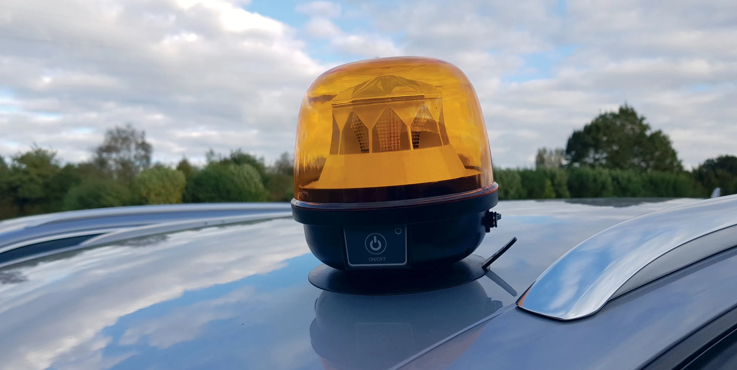 Bezprzewodowa lampa obrotowa LED