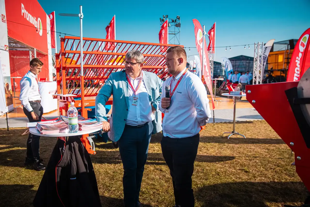 Rozmowy na targach Rozmowa uczestników targów przy maszynach na stoisku Promodis.
