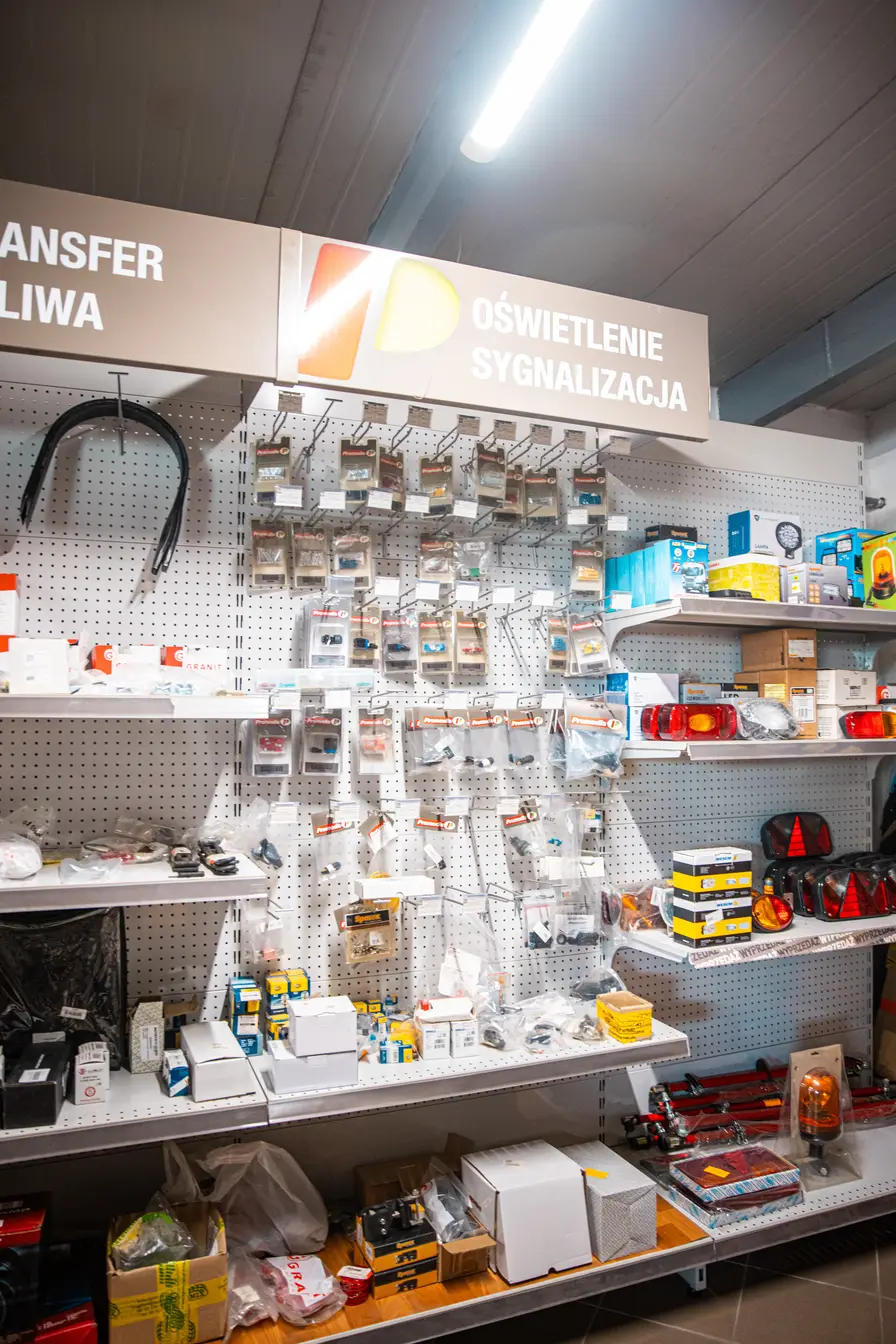 Akcesoria i części rolnicze na regałach sklepu Agroperfekt.