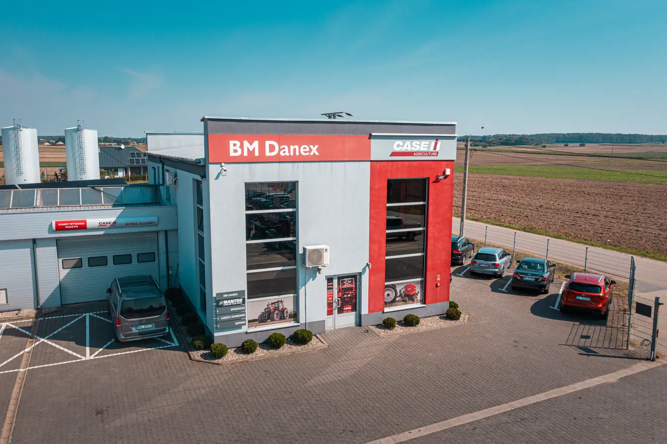 Siedziba BM Danex Czerwono-szara elewacja siedziby BM Danex.