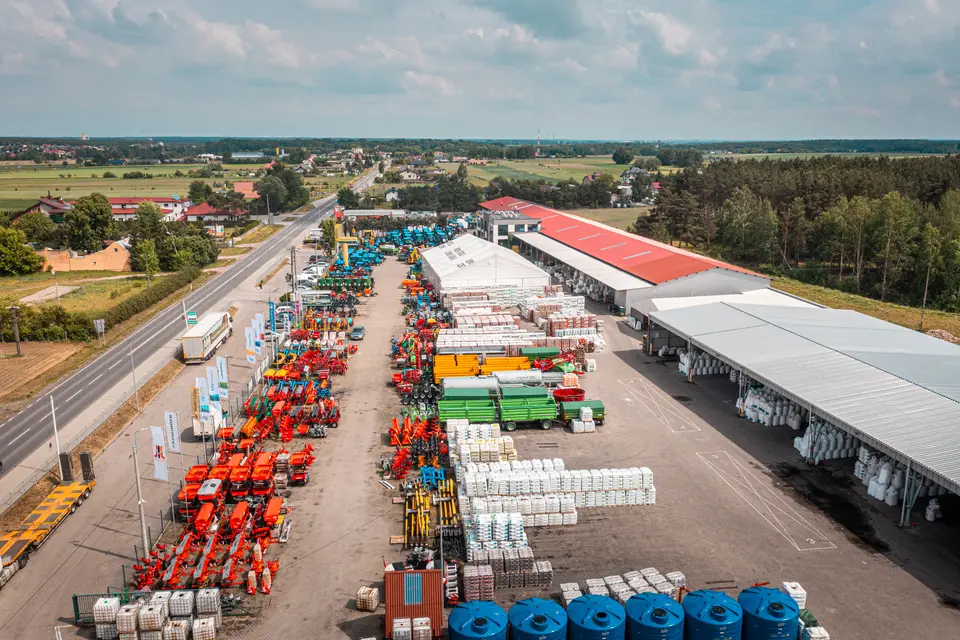 Długie rzędy maszyn wzdłuż hal Agroskład widziane z góry.