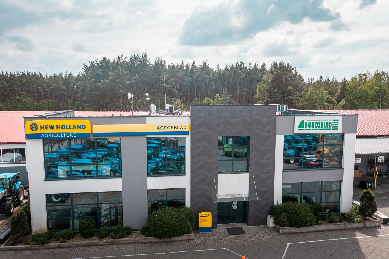 Front budynku Agroskład z oznaczeniami oferowanych marek.