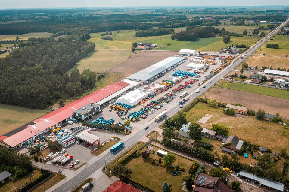 Hale i rozległy plac z maszynami Agroskład widziane z lotu ptaka.