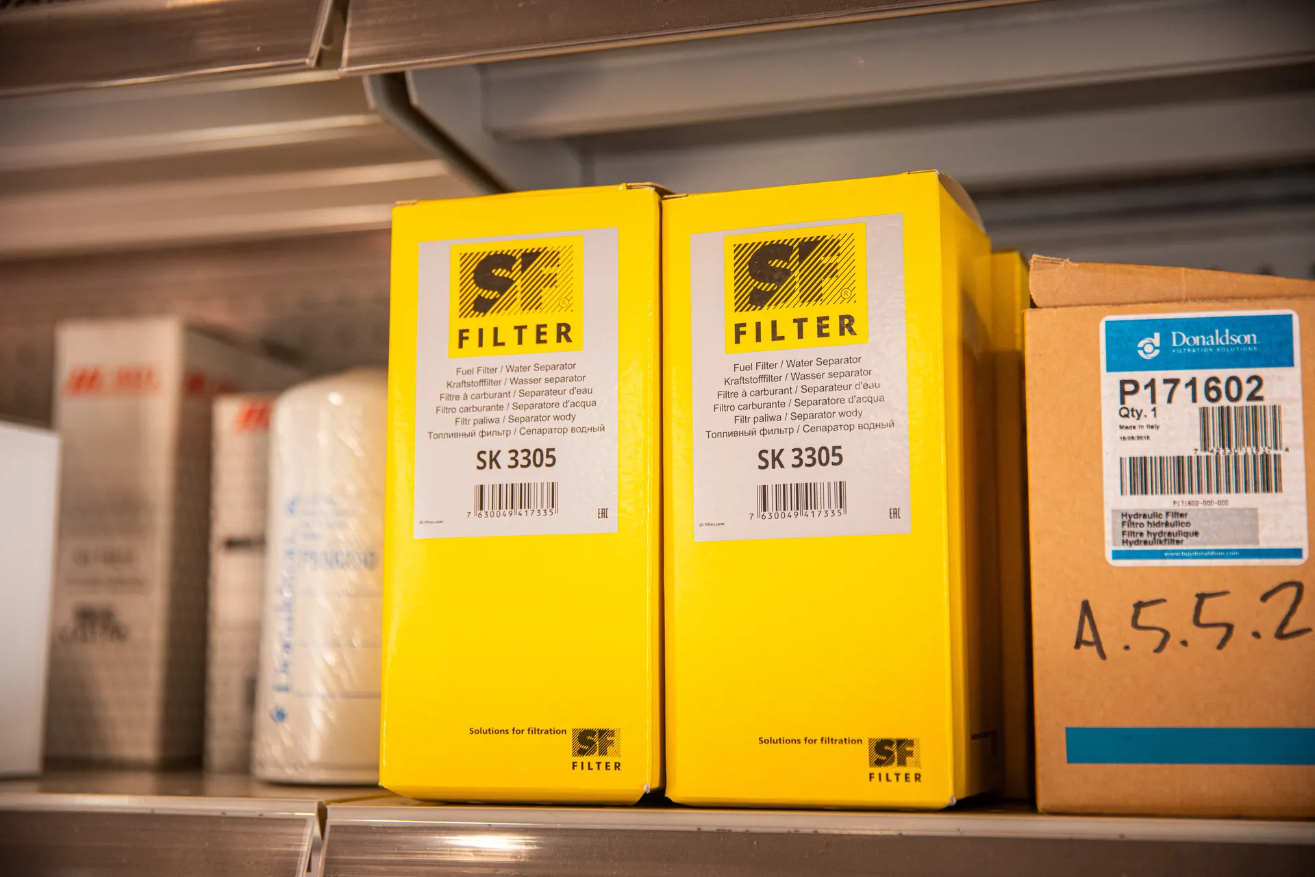 Pudełka filtrów do maszyn na półce sklepu Agroperfekt.