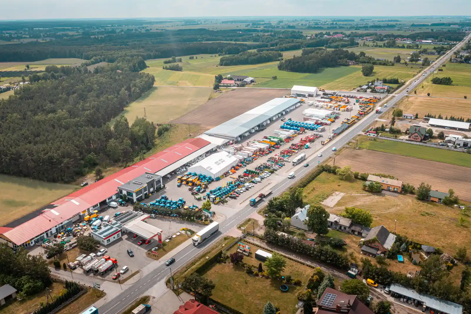 Dealer Promodis Plac dealera maszyn rolniczych Promodis z halami i ekspozycją sprzętu widziany z lotu ptaka.