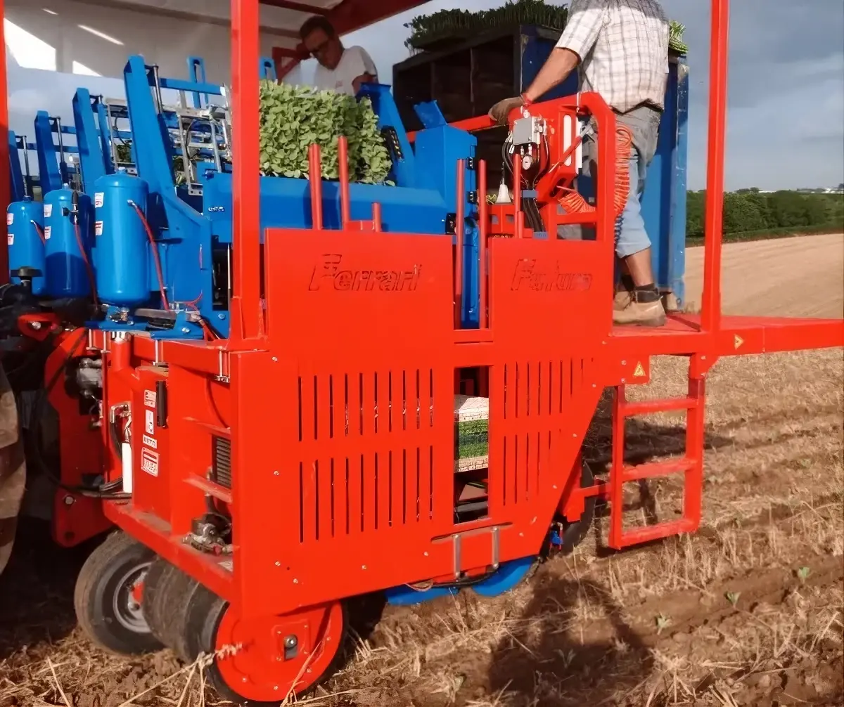 Czerwona sadzarka Ferrari Futura na ekspozycji maszyn rolniczych.