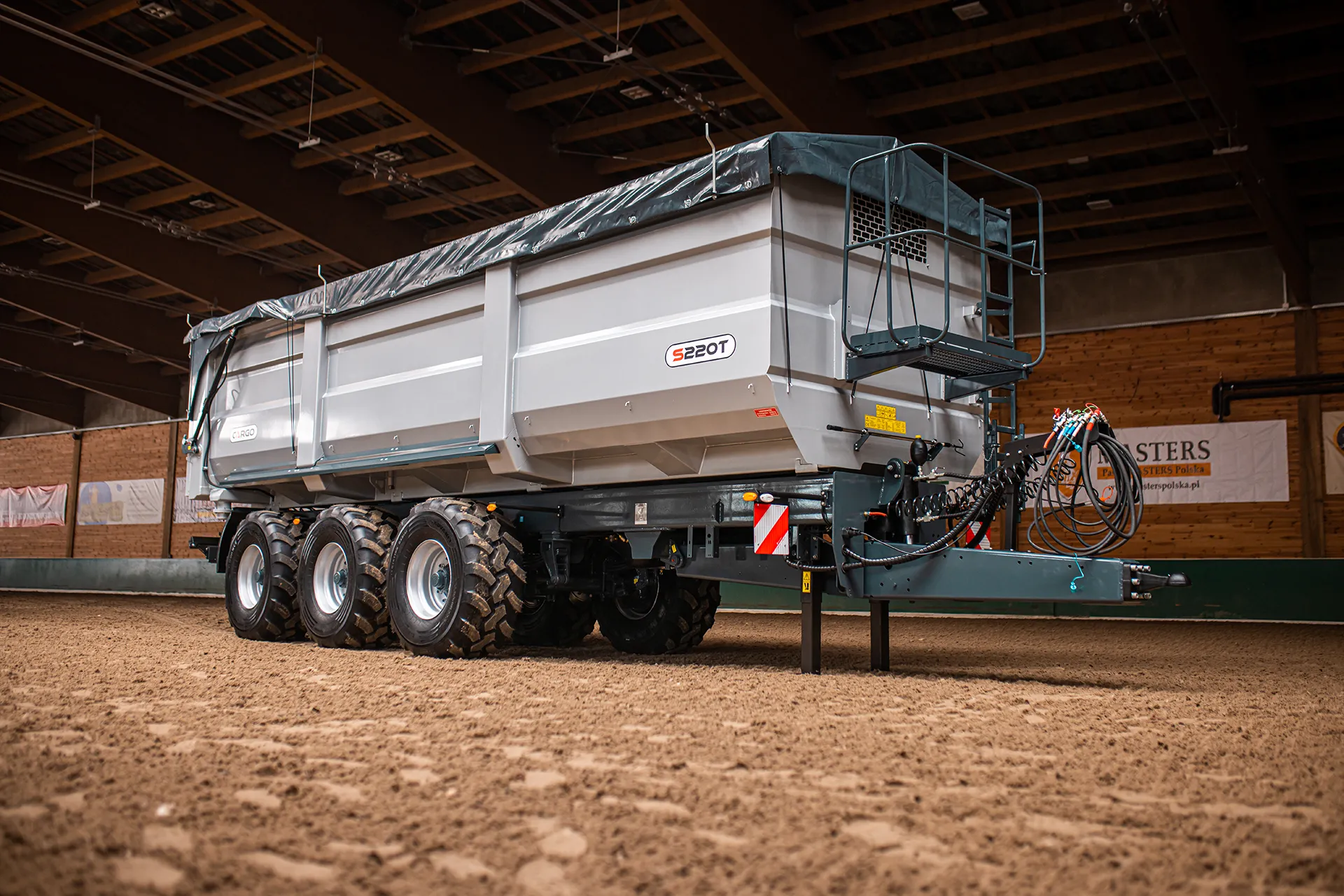 Sprawne żniwa to więcej niż szybki kombajn – rola wydajnego transportu zboża i słomy